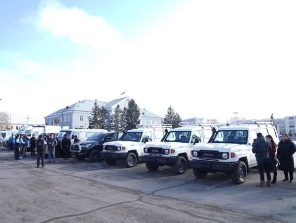 Сэлэнгэ аймгийн ЗДТГ болон зарим сумын Эрүүл мэндийн төвд туулах чадвартай автомашиныг гардуулан өглөө