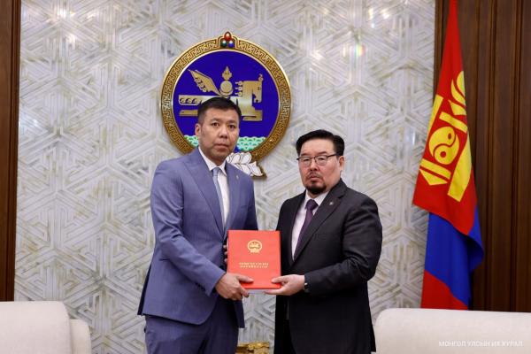 Хууль зүй, дотоод хэргийн сайд Б.Энхбаяр Худалдаа, аж үйлдвэрийн танхимын тухай хуулийн шинэчилсэн найруулгын төслийг өргөн мэдүүлэв