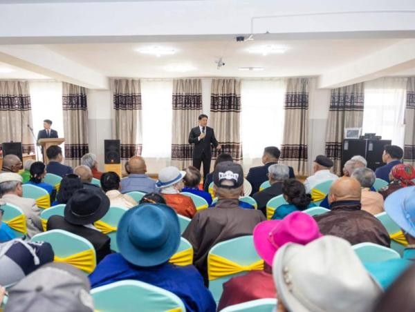 Монгол Улсын Ерөнхийлөгч У.Хүрэлсүх Ахмад настны үндэсний төвд ажиллалаа