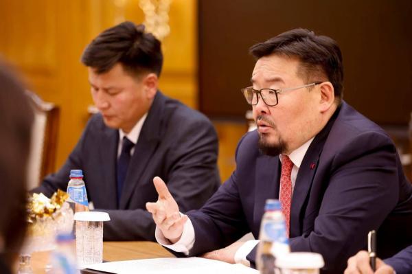 Төрийн зарим чиг үүргийг хувийн хэвшил, МҮХАҮТ-д шилжүүлснээр төрийн дарамт, хүнд суртал буурна гэдгийг Ерөнхий сайд Г.Занданшатар онцоллоо