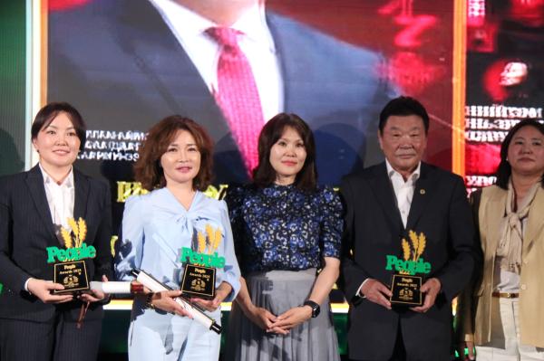 PEOPLE AWARDS наадам Ногоон хөгжлийн төлөө уриатайгаар зохион байгуулагдаж, хүндэт зочиддоо 500 модны суулгац бэлэглэлээ