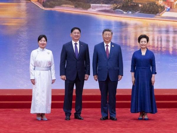 Монгол Улсын Ерөнхийлөгч У.Хүрэлсүхийг БНХАУ-ын дарга Ши Жиньпин угтлаа