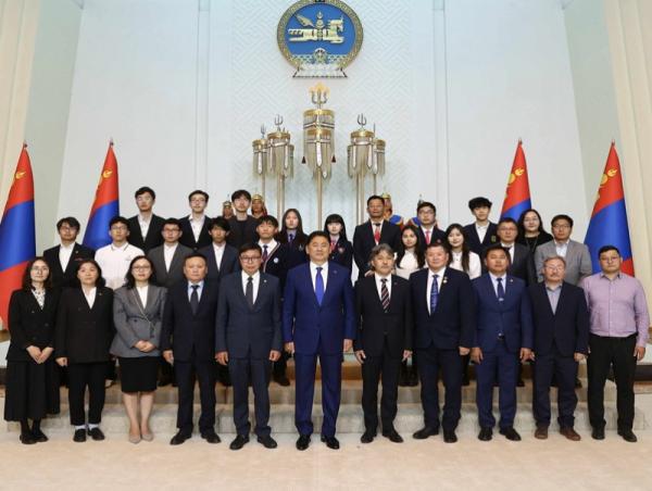 Олон улсын олимпиадад амжилттай оролцсон сурагчид, Зохион байгуулах хороодод шагнал гардууллаа