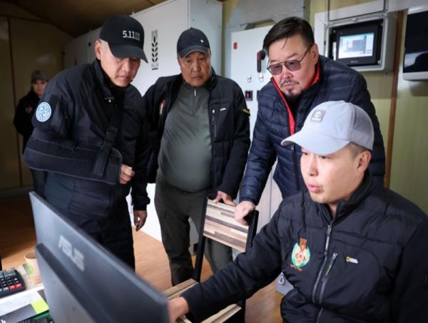 Ерөнхий сайд Г.Занданшатар ургац хураалтын явцтай танилцаж байна