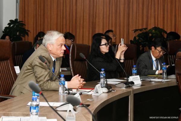 “Ардчилсан Үндсэн хуульт засаглалыг бэхжүүлэх" сэдвээр 10 улсын эрдэмтэн, судлаачид хэлэлцүүлэг өрнүүлж байна