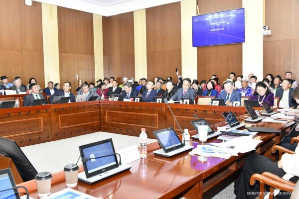 “Халзан бүрэгтэй” орд газрын ашиглалт, байгаль орчинд үзүүлэх сөрөг нөлөөлөл, эрсдэлийг нарийвчлан судлах сэдэвт ерөнхий хяналтын сонсголд 60 иргэн үг хэлж, саналаа илэрхийлэв