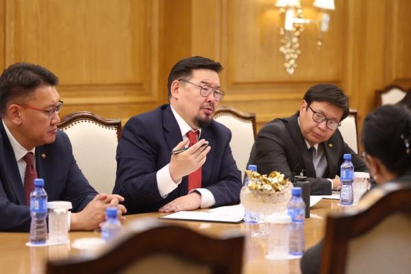 Ерөнхий сайд Г.Занданшатар суулт зарлаж буй багш нарын төлөөлөлтэй уулзлаа