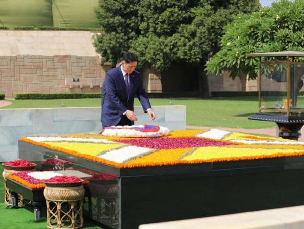 Монгол Улсын Ерөнхийлөгч У.Хүрэлсүх Махатма Ганди-гийн дурсгалын цогцолборт цэцэг өргөлөө