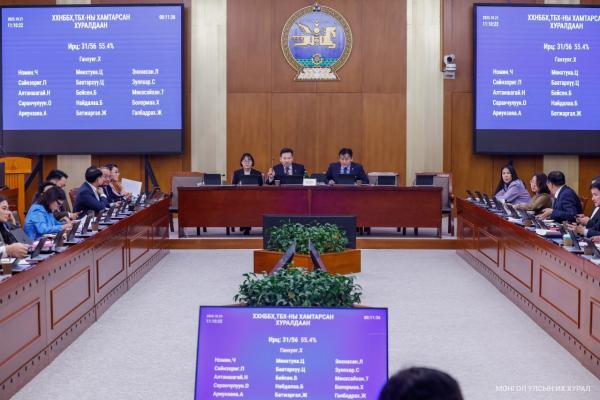 Эмч, багш нарын цалин, ахмад настны тэтгэврийн хэмжээг нэмэгдүүлэх, тэтгэврийн зээлийн хүүг бууруулах асуудлуудыг хэлэлцлээ