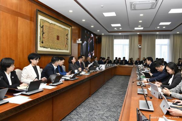 Төсвийн тухай хуулийн төслүүдийн гурав дахь хэлэлцүүлгийг хийж, зарчмын зөрүүтэй 47 саналаар санал хураалт явуулав