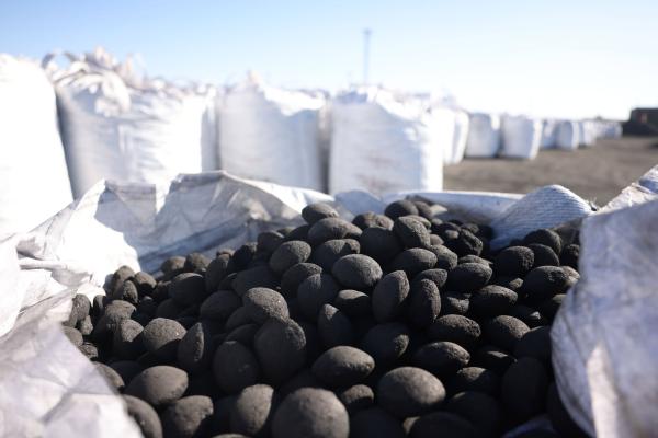 Сурвалжилга: Эрээн хотын гаалийн талбайд 8000 тонн, &ldquo;Тавантолгой түлш&rdquo; компанийн үйлдвэрт 35 мянган тонн хагас коксон түлш нөөцлөөд байна