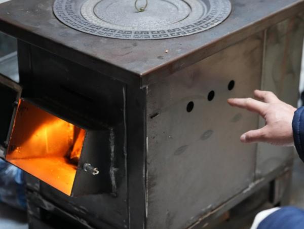 Түлш хэрэглэгчдэд үйлчлэх төвөөс битүүмжээ алдсан хуучин зуухтай айлуудын зуухыг шинээр сольж, суурилуулж байна