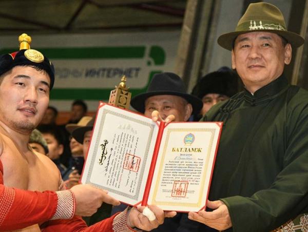 Улсын арслан Б.Орхонбаяр хоёр дахь удаагаа Ерөнхийлөгчийн цом гардлаа