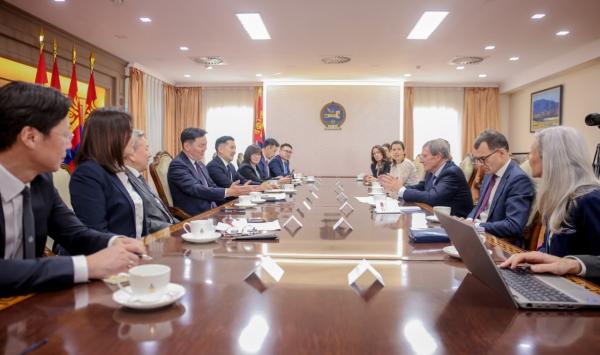 Люксембургийн Их Гүнт Улсын парламентын Гадаад бодлогын байнгын хорооны дарга Гүсти Граас тэргүүтэй төлөөлөгчид Монгол Улсад айлчилж байна