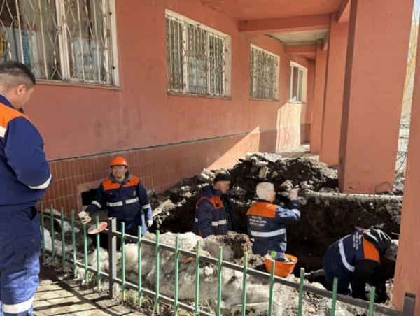 Хилчингийн долоодугаар байрны халуун усны шугамыг засварлаж байна