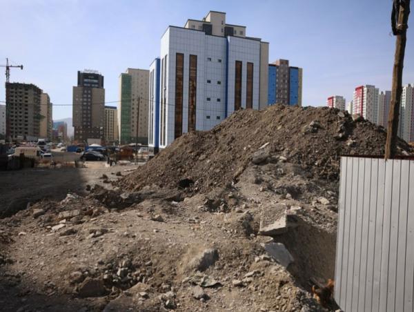 Нийтийн эзэмшлийн талбайд их хэмжээний шороо овоолсон зөрчлийг 10 хоногт арилгуулах мэдэгдэл хүргүүллээ