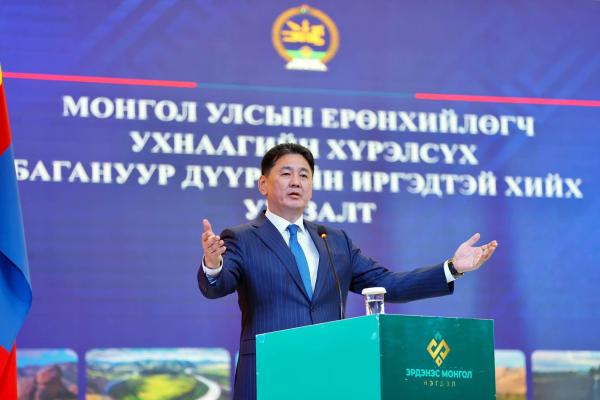 Ерөнхийлөгч У.Хүрэлсүх &ldquo;Багануур&rdquo; ХК-ийн хамт олонд талархал илэрхийллээ