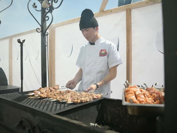 "UB food festival&rdquo; олон улсын хоолны өдөрлөгт 30 аж ахуйн нэгж 18 үндэстний хоол, зуушаар үйлчилж байна