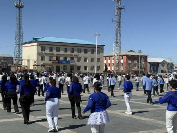 Найман аймгийн 304 иргэн шугаман бүжгээр хичээллэв