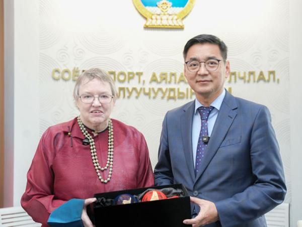 Нэрт Монгол судлаач Оуэн Латтиморын ач охин Анн Латтимор Прайсыг хүлээн авч уулзлаа