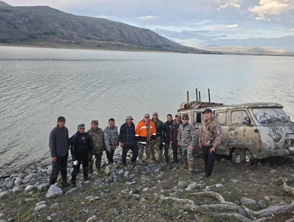 Хотон нуурт 2018 онд живсэн &ldquo;Уаз фургон&rdquo; загварын автомашиныг 36 метрийн гүнээс татан гаргалаа