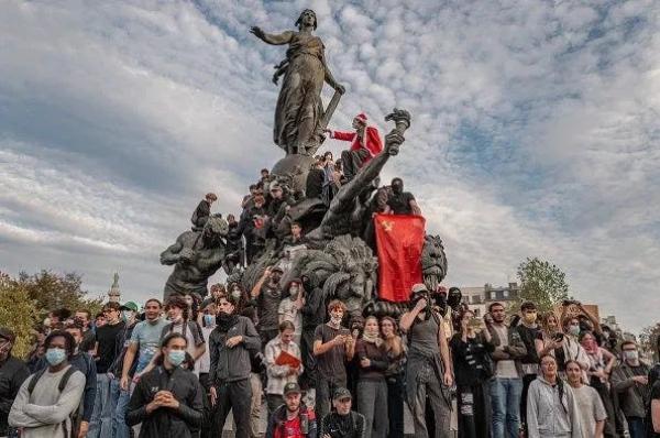 Францын сурагчдын эсэргүүцэл өргөн хүрээтэй хямралыг өдөөж байна