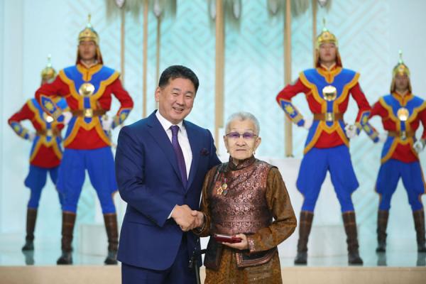 “Өнөр бүл” хүүхдийн төвийн хамт олонд төрийн дээд цол, одон, медаль хүртээв