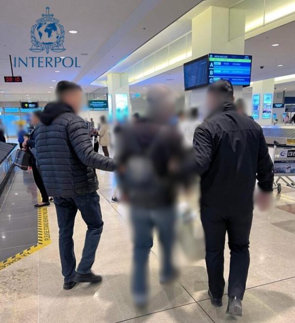 Интерполын хөх булант зар мэдээгээр эрэн сурвалжлагдаж байсан иргэнийг “шувуу” ажиллагааны хүрээнд баривчлан, албадан авчирлаа
