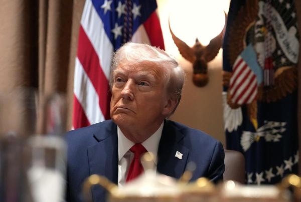 Трампын рейтинг уналаа