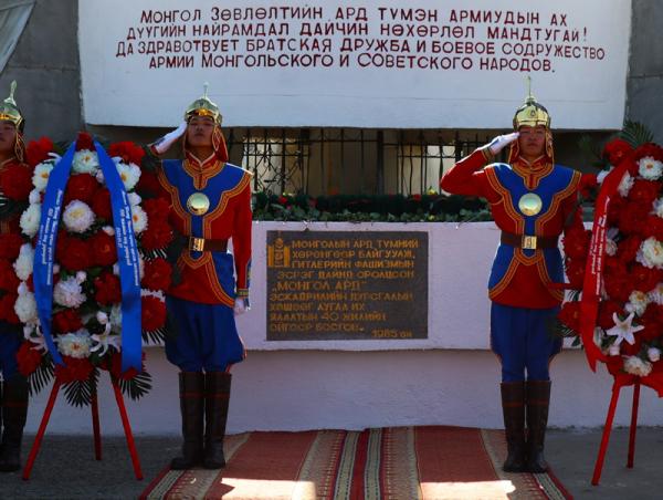Монгол ард Эскадрилийн дурсгалын хөшөөнд цэцэг өргөж, хүндэтгэл үзүүллээ