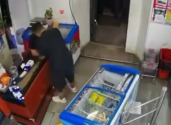 Дэлгүүрийн худалдагчийг зодсон эрэгтэйг 48 цаг саатуулжээ