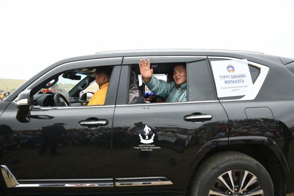 Шина арслан Э.Батмагнайг Lexus-600 автомашинаар мялаалаа