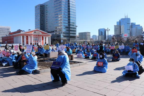 Эрүүл мэндийн сайд Ж.Чинбүрэн талбай дээр суулт хийж байгаа эмч, ажилтнуудтай уулзлаа