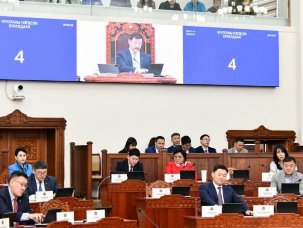 Үндсэн чиглэлийн төслийг анхны хэлэлцүүлэгт шилжүүлж, төсвийн тухай хуулийн төсөлтэй хамт өргөн мэдүүлсэн хууль, тогтоолын төслүүдийг эцэслэн батлав