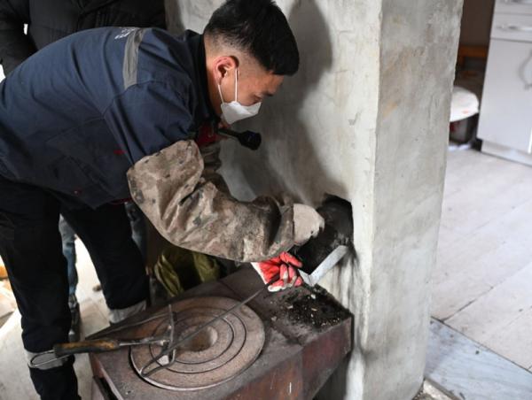 Айлуудын янданг хөөлж, ханан пийшин, зуухыг засварлаж байна