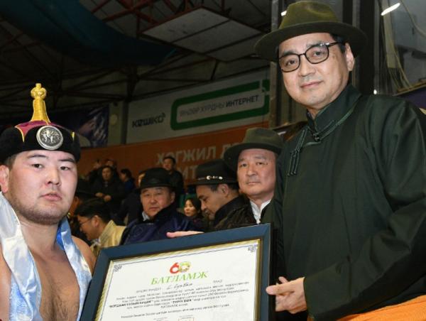 “Богдхан хишиг барилдаан”-д улсын заан С.Сүхбат түрүүллээ