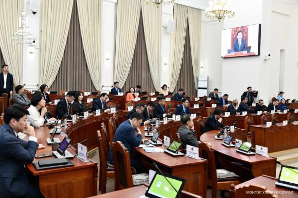 Гэр бүлийн тухай болон Гэр бүлийн хэрэг шүүхэд хянан шийдвэрлэх тухай хуулийн төслүүдийг анхны хэлэлцүүлэгт шилжүүлж, УИХ-ын гишүүн Н.Наранбаатарыг ТБХ-ны даргаар сонгов