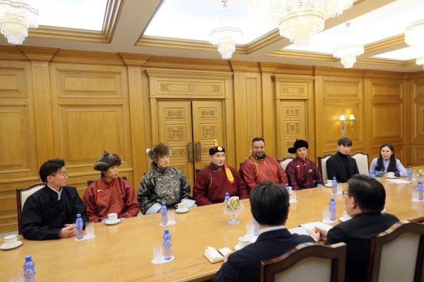 Ерөнхий сайд Г.Занданшатар &ldquo;Physical Asia&rdquo; шоу нэвтрүүлгийн оролцогчдыг ирэх жилийн улсын наадам үзэхийг урилаа