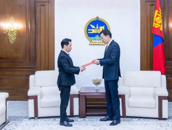 Элчин сайд нарыг эгүүлэн татах, томилох асуудлаар зөвшилцөх Монгол Улсын Ерөнхийлөгчийн саналыг өргөн мэдүүллээ