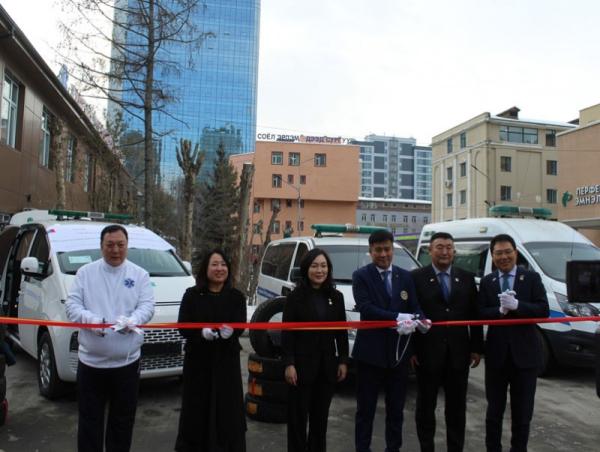 Нийслэлийн түргэн тусламжийн төвд дуудлагын автомашин хандивлалаа