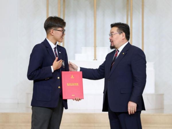 Ерөнхий сайд Г.Занданшатар 2025 оны онцлох хүүхдүүдэд шагнал гардуулж, баяр хүргэлээ