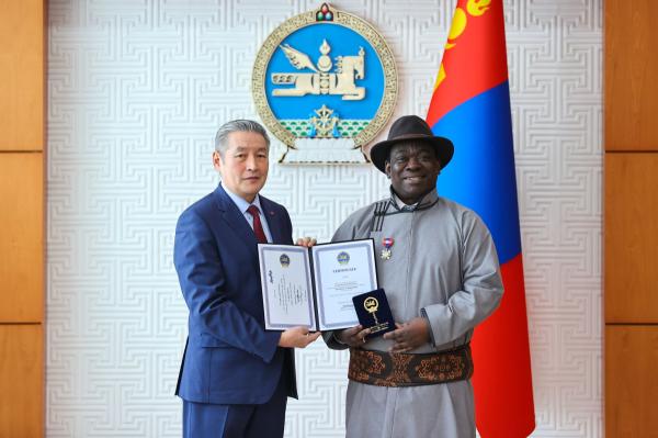 НҮБ-ын Хүүхдийн сангийн Суурин төлөөлөгчийг &ldquo;Найрамдал&rdquo; медалиар шагналаа