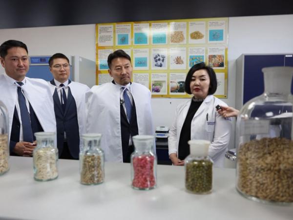 Шадар сайд Х.Ганхуяг Хүнсний аюулгүй байдлын үндэсний лавлагаа лабораторид ажиллалаа