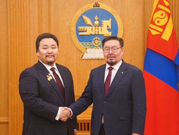 Ерөнхий сайд Г.Занданшатар нэрэмжит шагналаа дэлхийн дуурийн шилдэг баритон, Ардын жүжигчин Э.Амартүвшинд гардууллаа