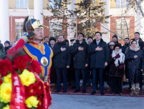 Маршал Х.Чойбалсангийн хөшөөнд цэцэг өргөж, хүндэтгэл үзүүллээ