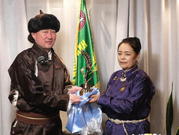 Улсын аварга тариаланч хамт олны шагналыг гардуулав