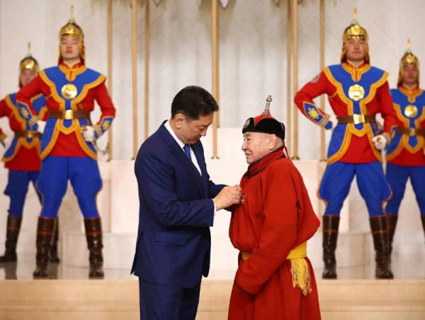 Ардын багш Д.Сэрээтэрт Хөдөлмөрийн баатар цол хүртээлээ