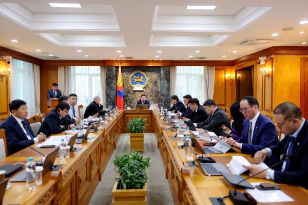 Засгийн газар хуралдаж байна