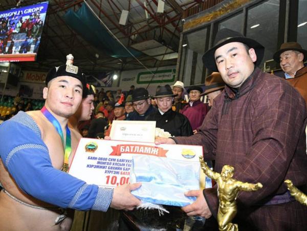 Баян-Овоо сумын 100 жилийн ойн барилдаанд аймгийн арслан М.Баасанжав түрүүллээ