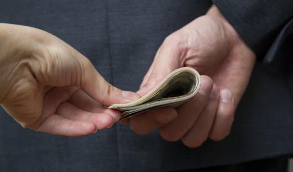 Хахууль өгөхийг завдсан иргэнийг шүүхээс 3 сая төгрөгөөр торголоо